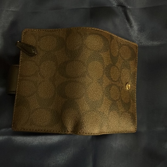 Medium Corner Zip Wallet In Signature Canvas - Picture 3 of 4